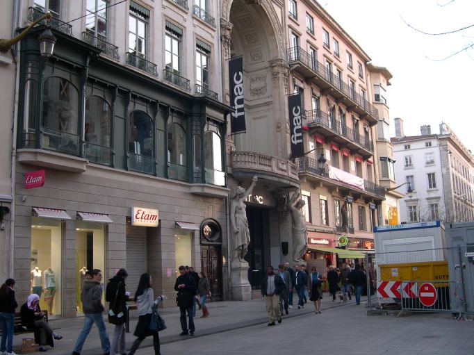  Entrée de la FNAC, rue de la République